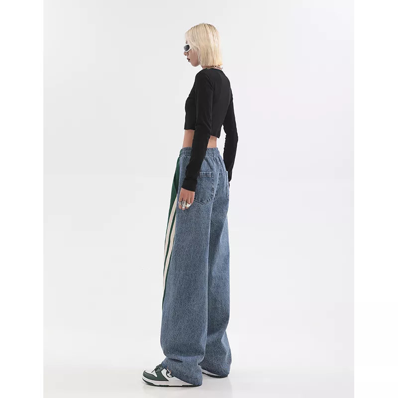 Zij-aanzicht van groene dames joggingbroek met hoge taille. Trendy en comfortabele sportkleding.