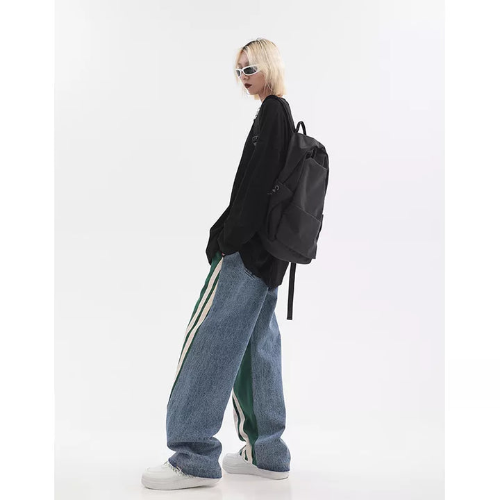 Close-up van de zachte stof van de trendy dames joggingbroek. Hoge taille, groen of zwart.