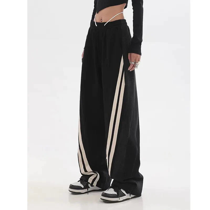 Zwarte hoge taille joggingbroek voor dames. Sportief, stijlvol en ideaal voor activewear of ontspanning.