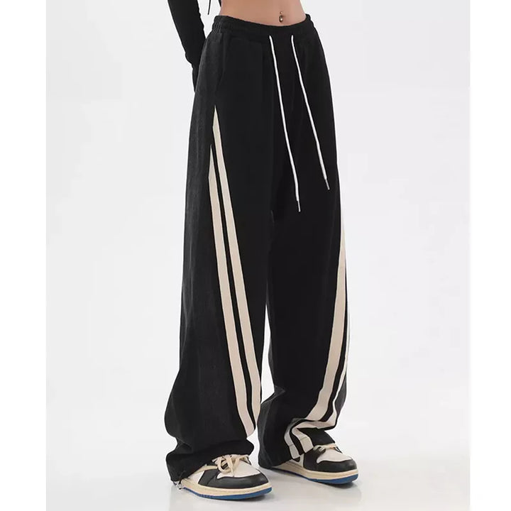 Groene dames joggingbroek, opgevouwen. Zachte, comfortabele stof voor actieve of casual dagen.