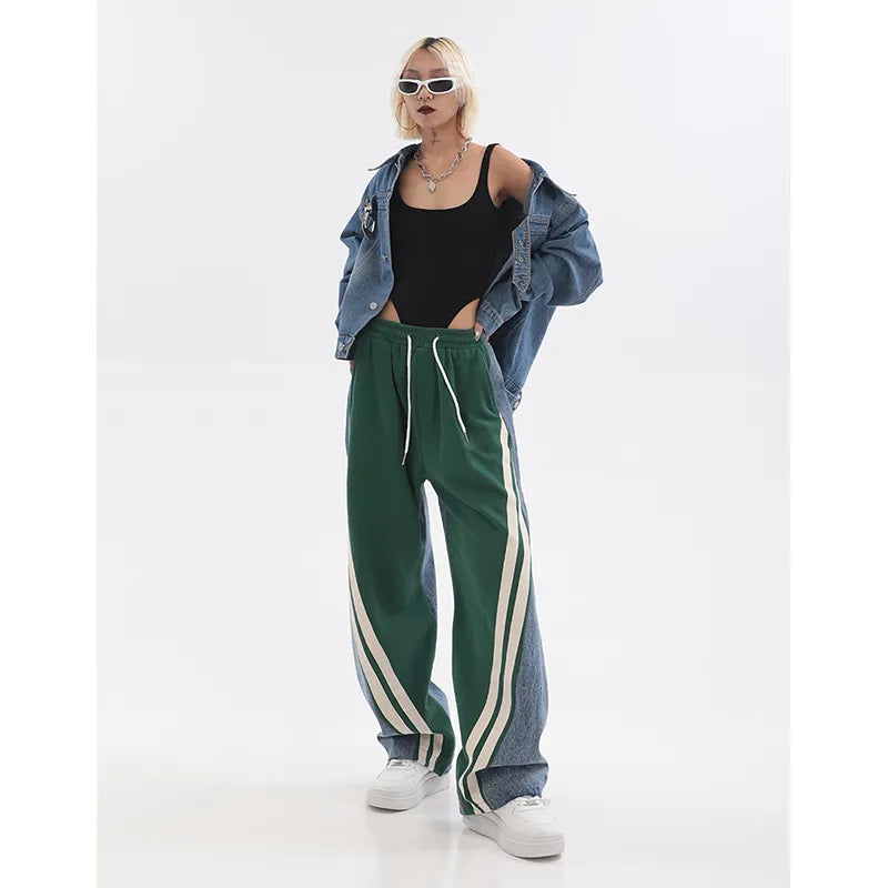 Stijlvolle dame poseert in groene joggingbroek met hoge taille. Comfortabele activewear.