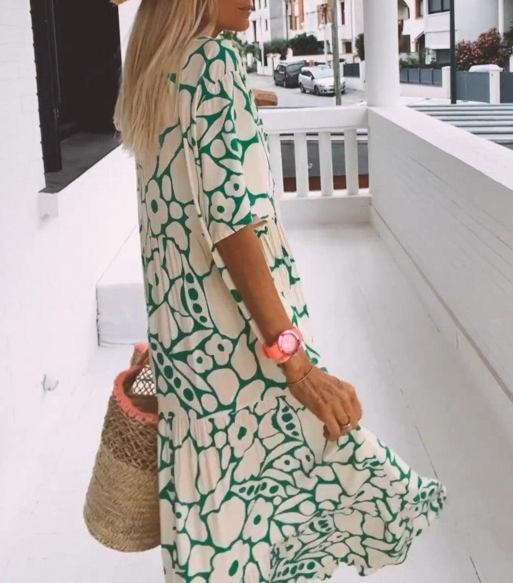 Comfortabele groene dames maxi jurk met levendige print, korte mouwen en flatterende A-lijn pasvorm.