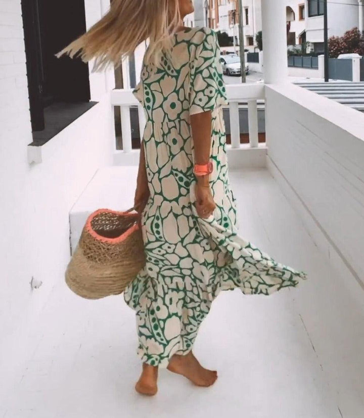 Elegante groene zomer maxi jurk voor dames, met vrolijke print, V-hals en korte mouwen. Elastisch en stijlvol.