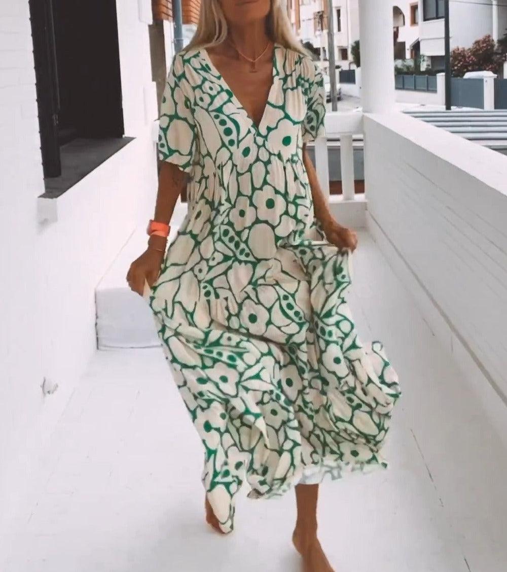 Zomerse groene maxi jurk met levendige print en korte mouwen. Comfortabel, A-lijn model met V-hals voor dames.