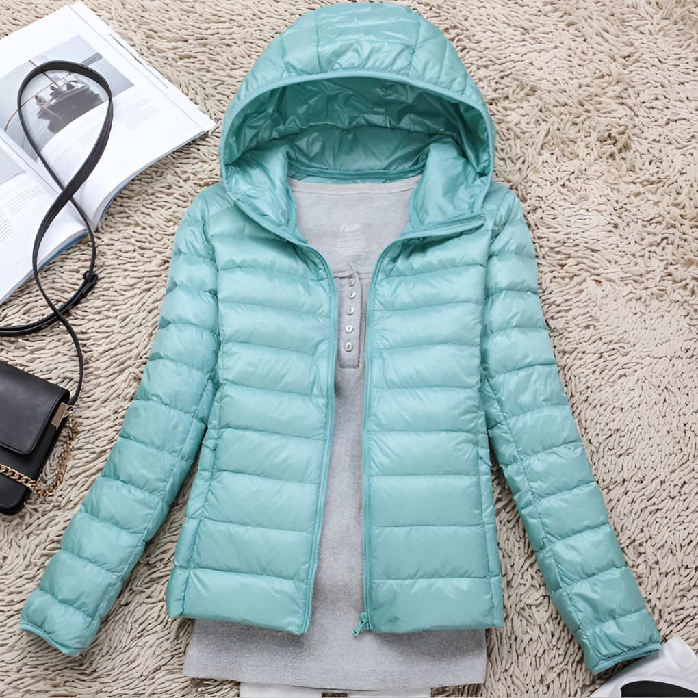 Zwarte comfortabele dames donsjas met capuchon, ultralicht en opvouwbaar voor warmte onderweg. Perfect voor outdoor.