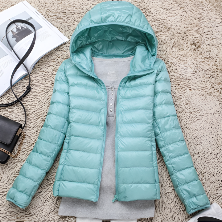 Zwarte comfortabele dames donsjas met capuchon, ultralicht en opvouwbaar voor warmte onderweg. Perfect voor outdoor.