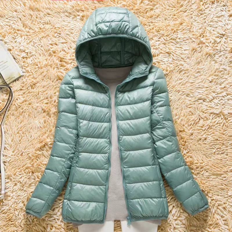 Opvouwbare ultralichte dames donsjas met capuchon in verschillende kleuren. Warm en stijlvol voor elke reis.