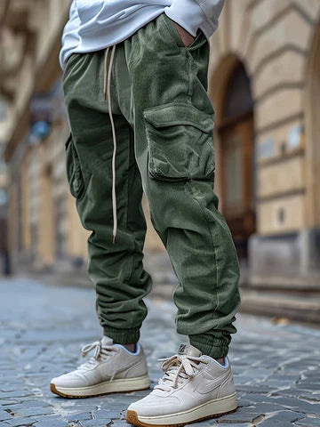 Groene heren cargo joggingbroek, comfortabel en stijlvol, met praktische zakken. Ideaal voor casual streetwear mode.