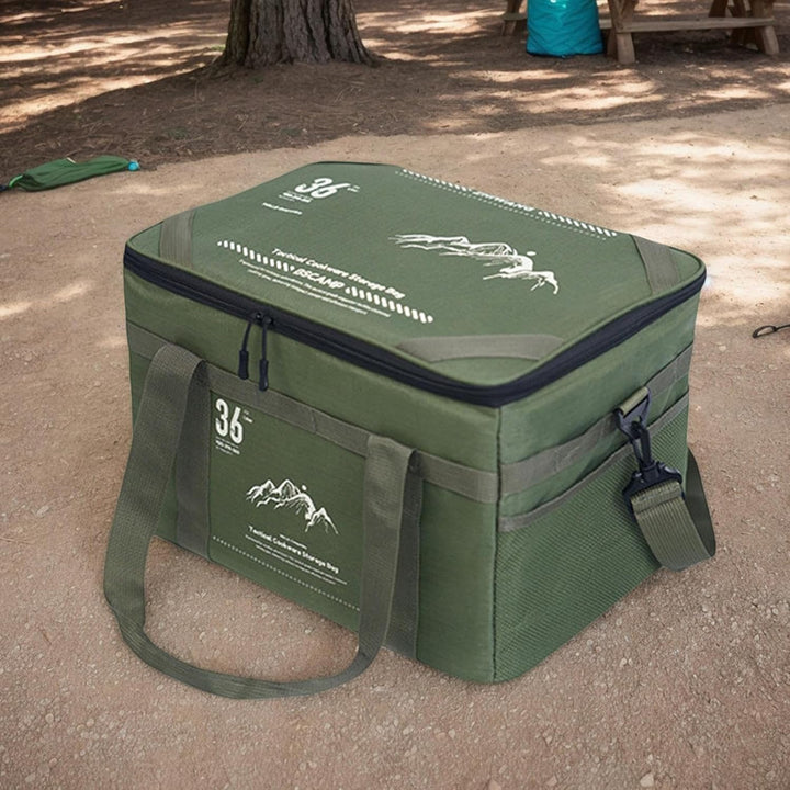Groene Tarvos duffeltas in een natuurlijke omgeving, perfect voor wandelen, camping en avontuurlijke trips.