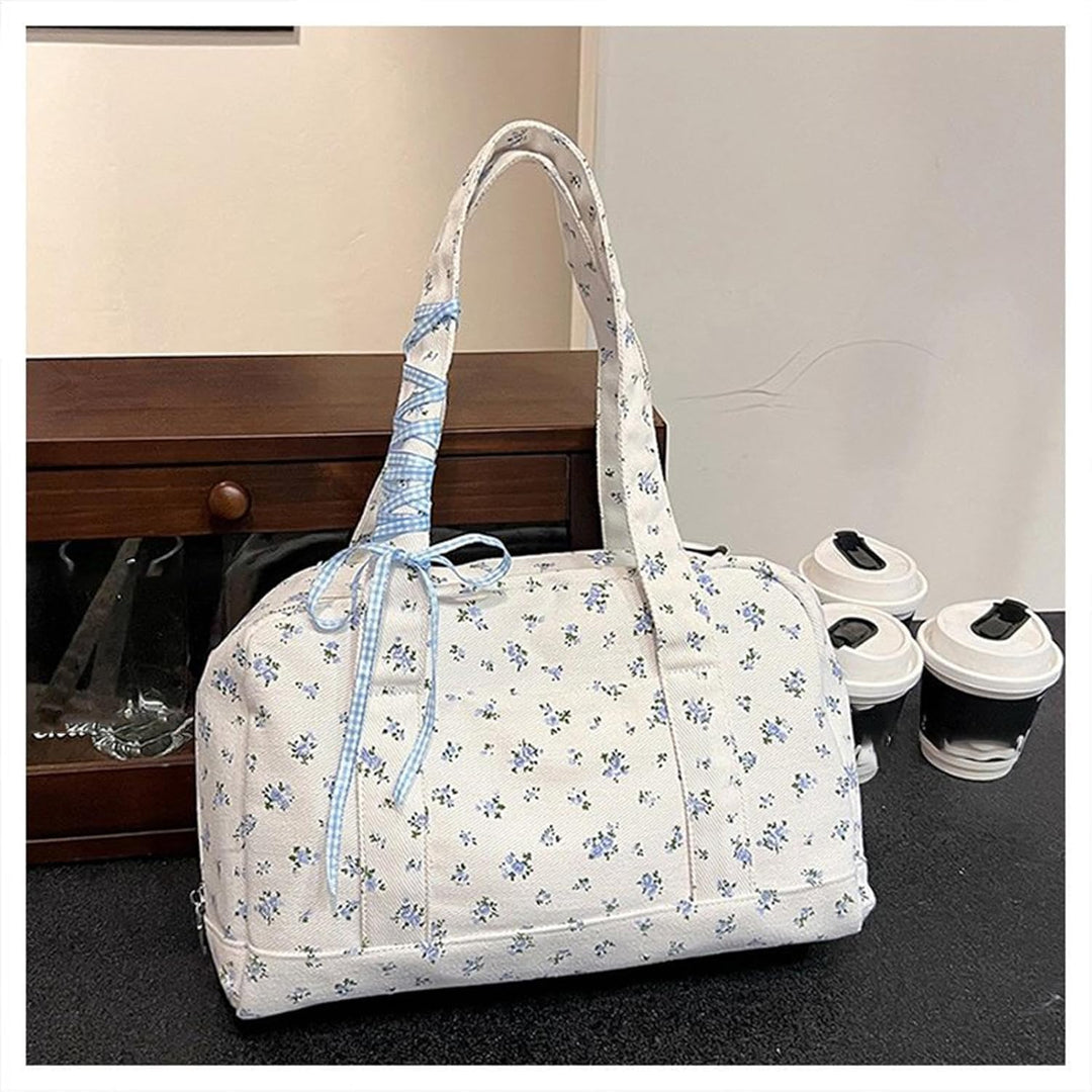 Blauwe canvas duffeltas dames met lint, ruim en comfortabel voor al je weekendavonturen.