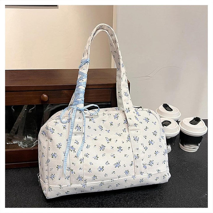 Blauwe canvas duffeltas dames met lint, ruim en comfortabel voor al je weekendavonturen.