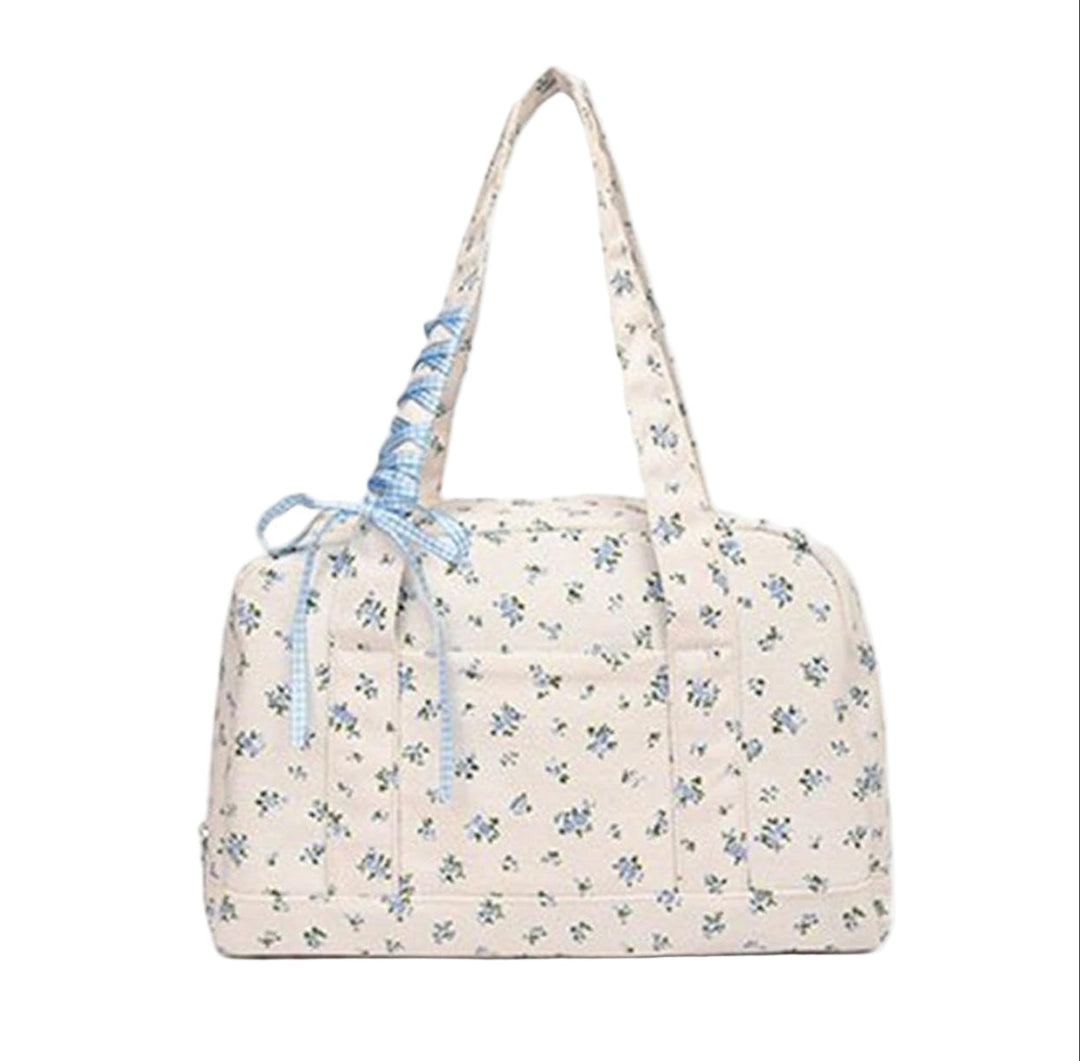 Dames mode tas van canvas met striklint, perfecte mix van stijl en functionaliteit voor reizen.