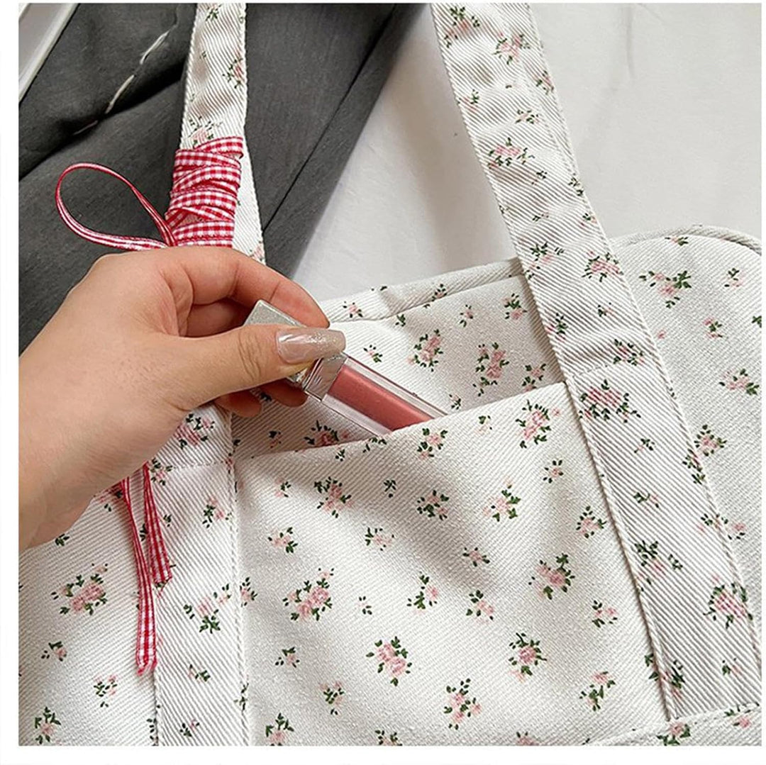 Detailopname van het lintaccent op de canvas dames weekendtas, voor een modieuze look.