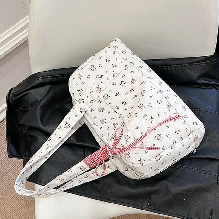 Stijlvolle dames weekendtas, canvas met linten, een must-have voor fashion-bewuste reizigers.
