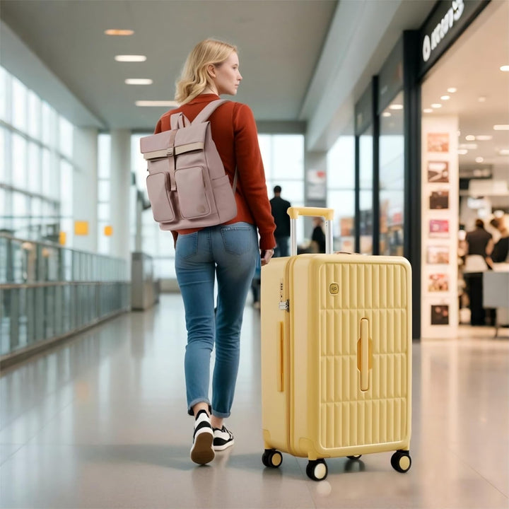 Grote kaasgele harde koffer met 8 spinnerwielen, ideaal voor reizen en vakantie.