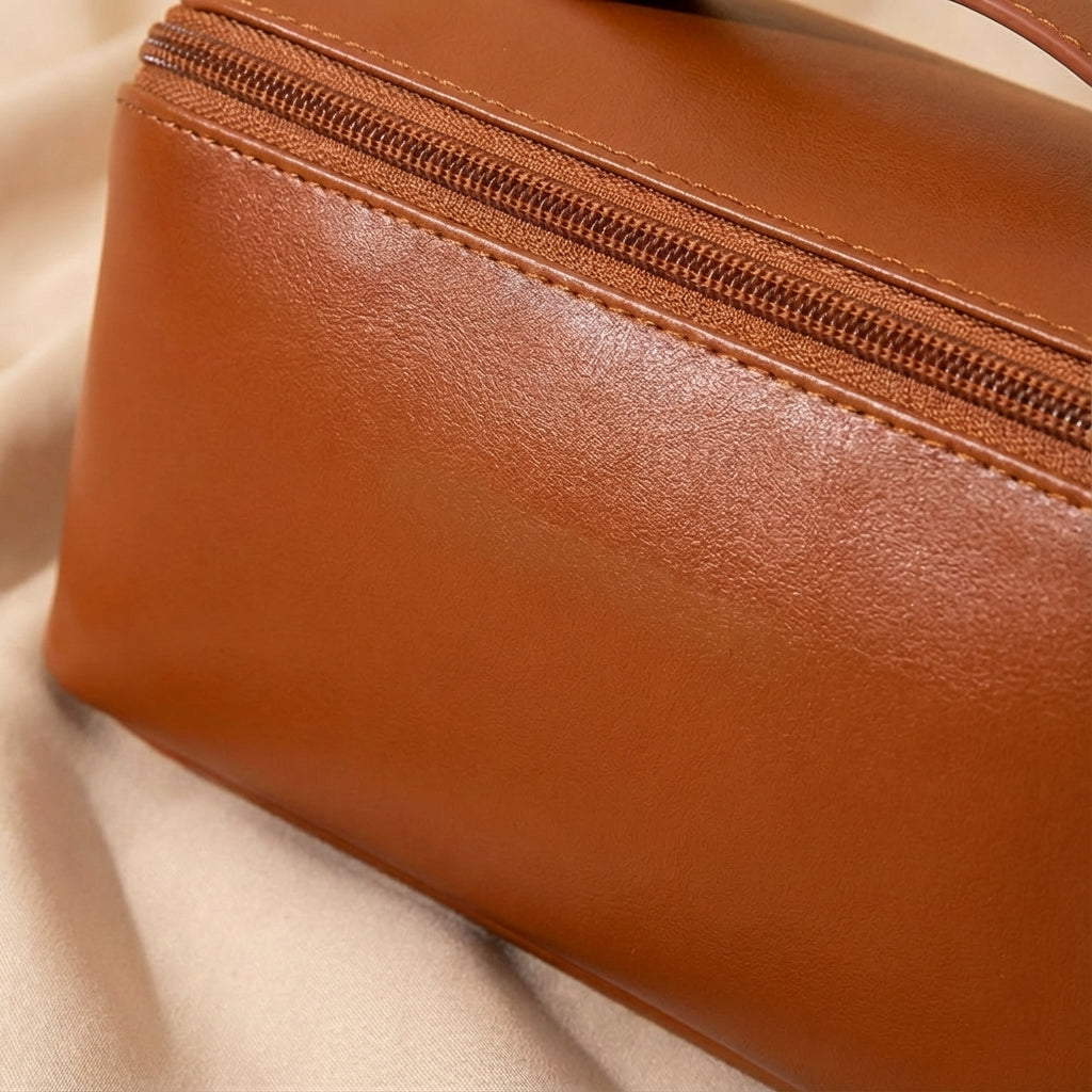 Vierkante toilettas van Beautique, perfect als reisorganizer voor al je beauty accessoires.