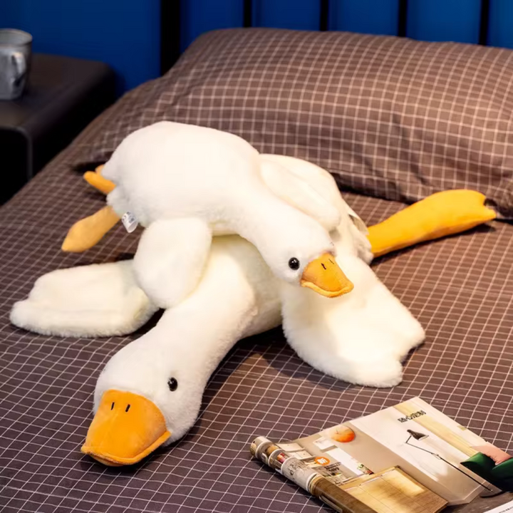 Detailopname van de superzachte, witte pluche stof van de GooseHaven knuffelgans, voor ultiem comfort.