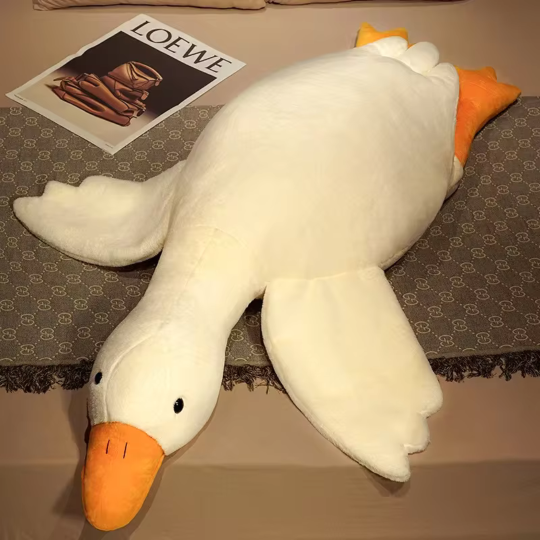 Volwassene ontspant met een grote GooseHaven knuffelgans, een zacht pluche maatje voor alle leeftijden.