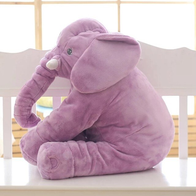 Schattige pluche olifant als decoratie in de kinderkamer of zacht cadeau voor een baby of kind.