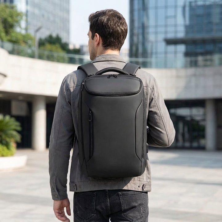 Grote zwarte waterdichte zakelijke rugzak CarrySure met laptopvak. Ideaal voor werk, reizen of school, professioneel en duurzaam.