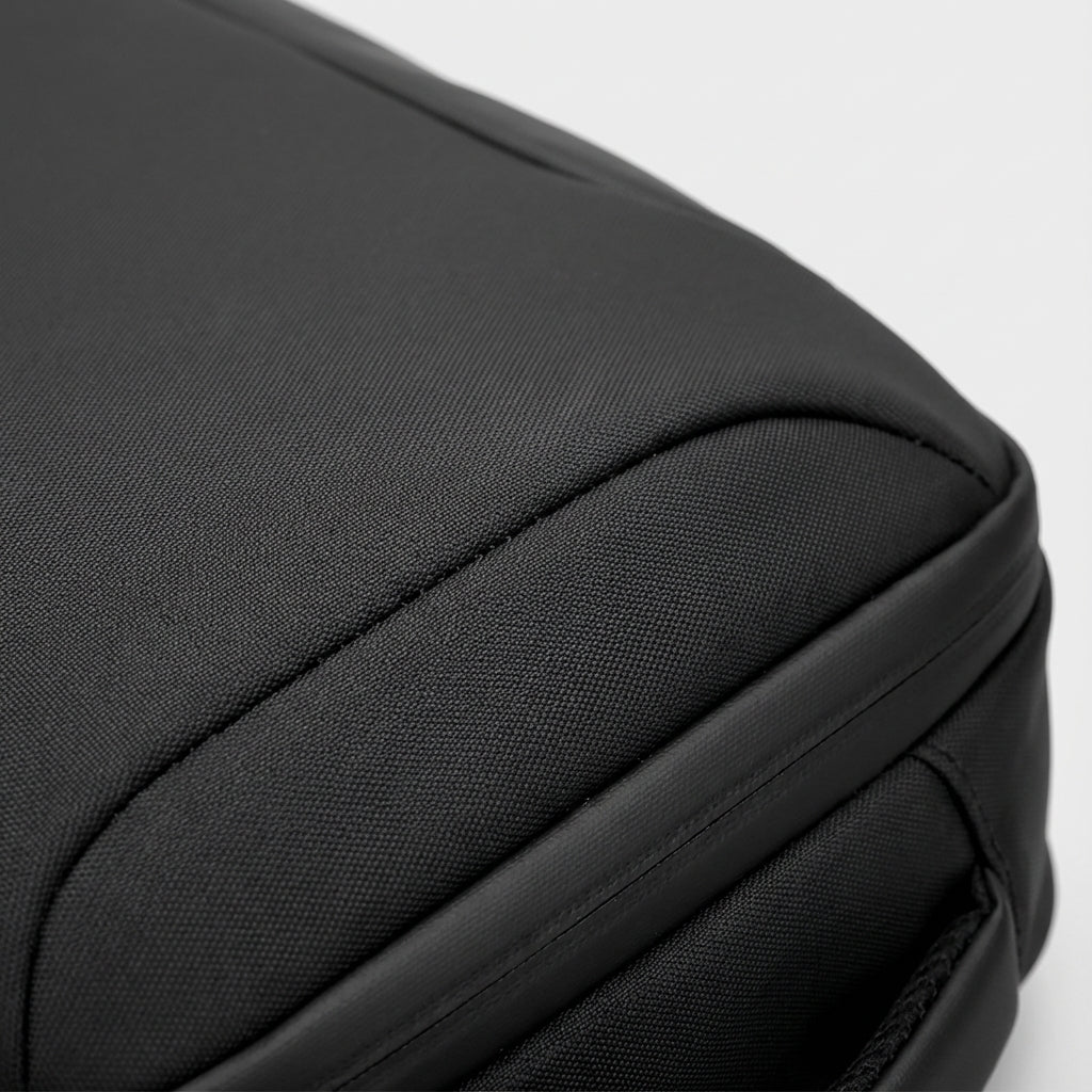 Zwarte waterdichte CarrySure rugzak, perfect als zakelijke werktas of reisrugzak met voldoende ruimte voor laptop en benodigdheden.