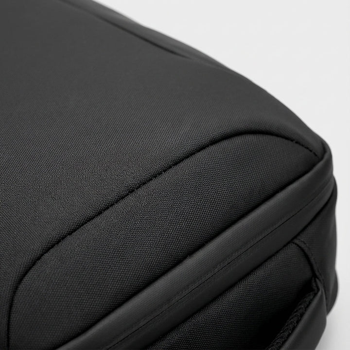 Zwarte waterdichte CarrySure rugzak, perfect als zakelijke werktas of reisrugzak met voldoende ruimte voor laptop en benodigdheden.