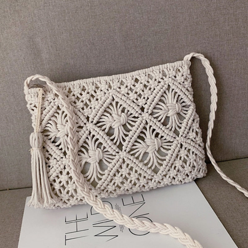 Ruime Gwen damesschoudertas, ideaal voor zomerse dagen, met stijlvol geweven design en bruine details.