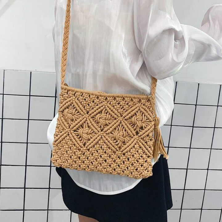 Trendy Gwen geweven schoudertas in beige met contrasterende bruine schouderband, elegant en functioneel.