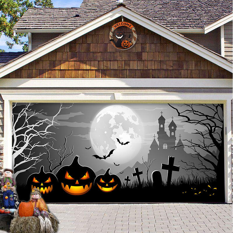 Halloween garagedeurdecoratie met griezelig spookmotief voor een spookachtige buitensfeer.