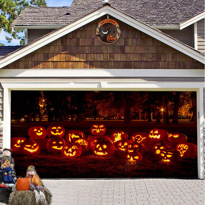 Levendig griezelige garagedeurdecoratie voor Halloween, met bloedspatters en enge ogen.