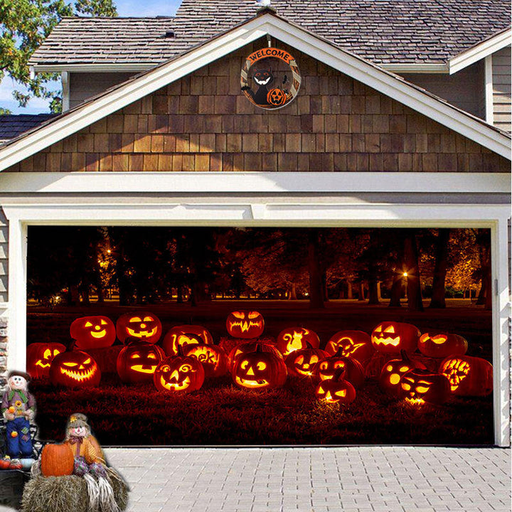 Levendig griezelige garagedeurdecoratie voor Halloween, met bloedspatters en enge ogen.