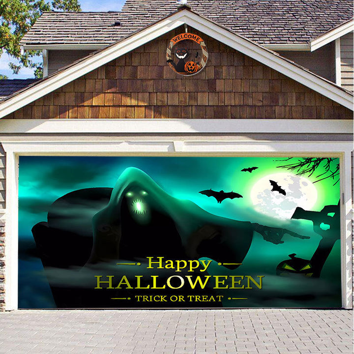 Halloween buitendecoratie: garagedeurdoek met enge skeletten die de deur openen.