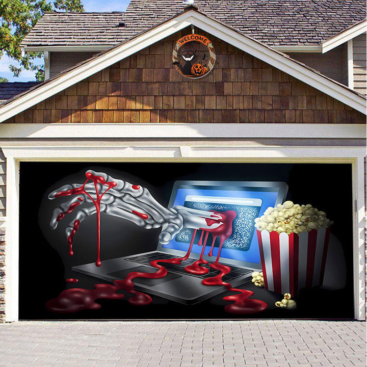 Volledige garagedeur cover voor Halloween, met een griezelig tafereel en enge figuren.