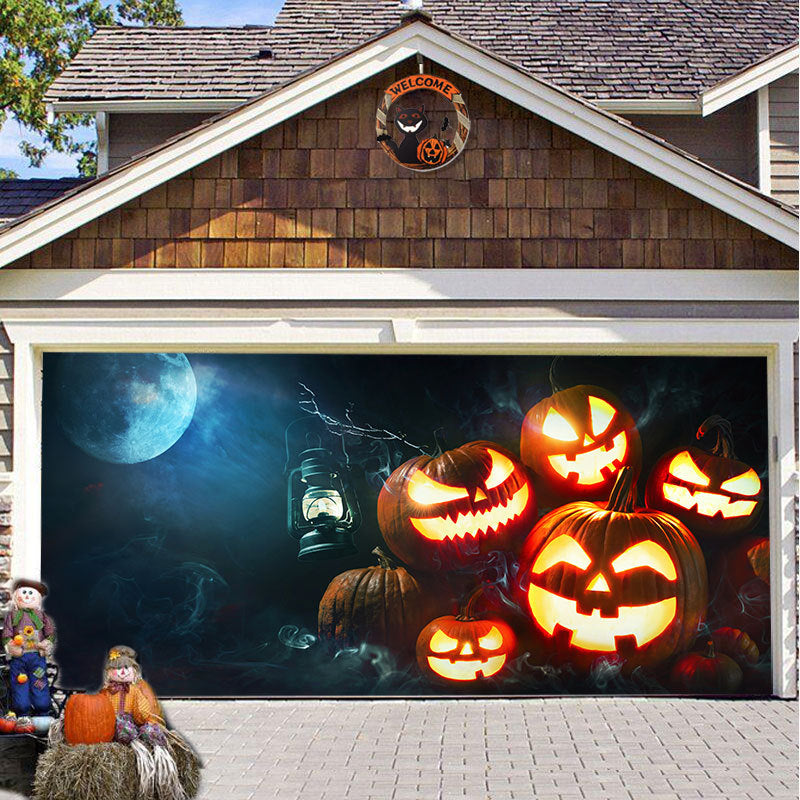 Feestelijke buitendecoratie: spookachtige Halloween doek voor de garagedeur met enge figuren.