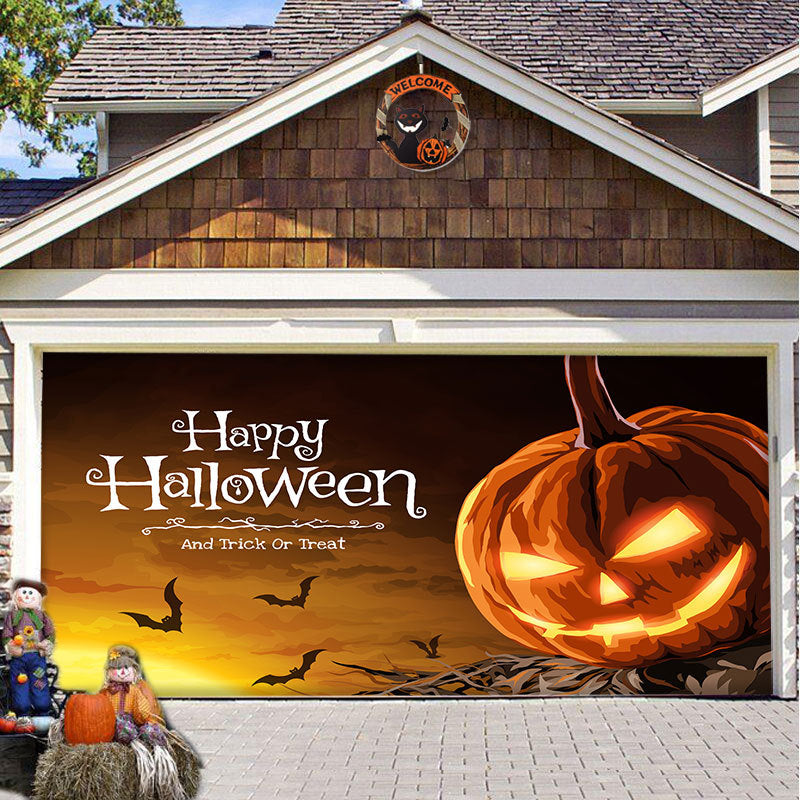 Grote Halloween decoratie voor garagedeuren, creëert direct een griezelige sfeer buiten.