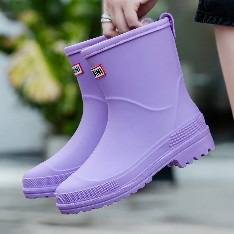 Halve-hoge waterdichte AquaStride 2.0 regenlaarzen voor vrouwen. Stijlvol en comfortabel.