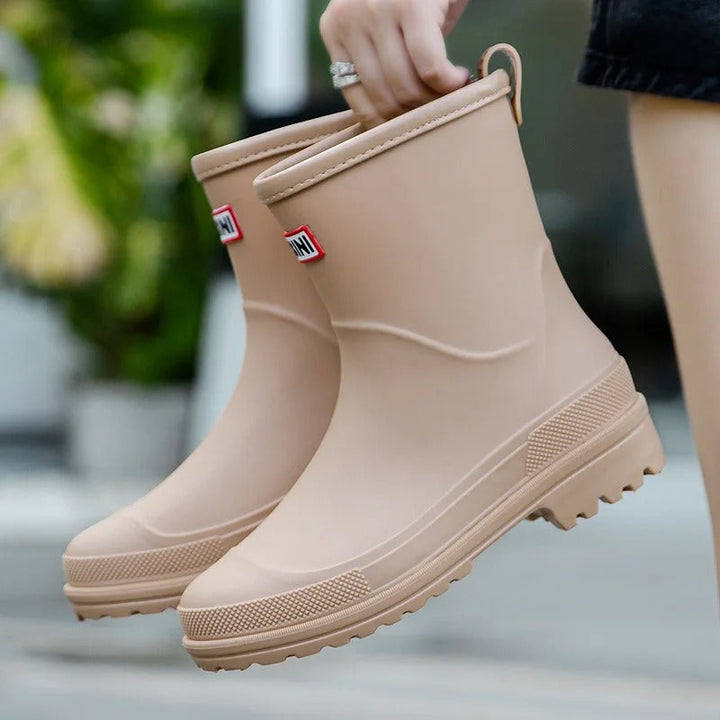 Stijlvolle AquaStride 2.0 regenlaarzen, ideaal voor herfst- en winterdagen; comfortabel en waterdicht.