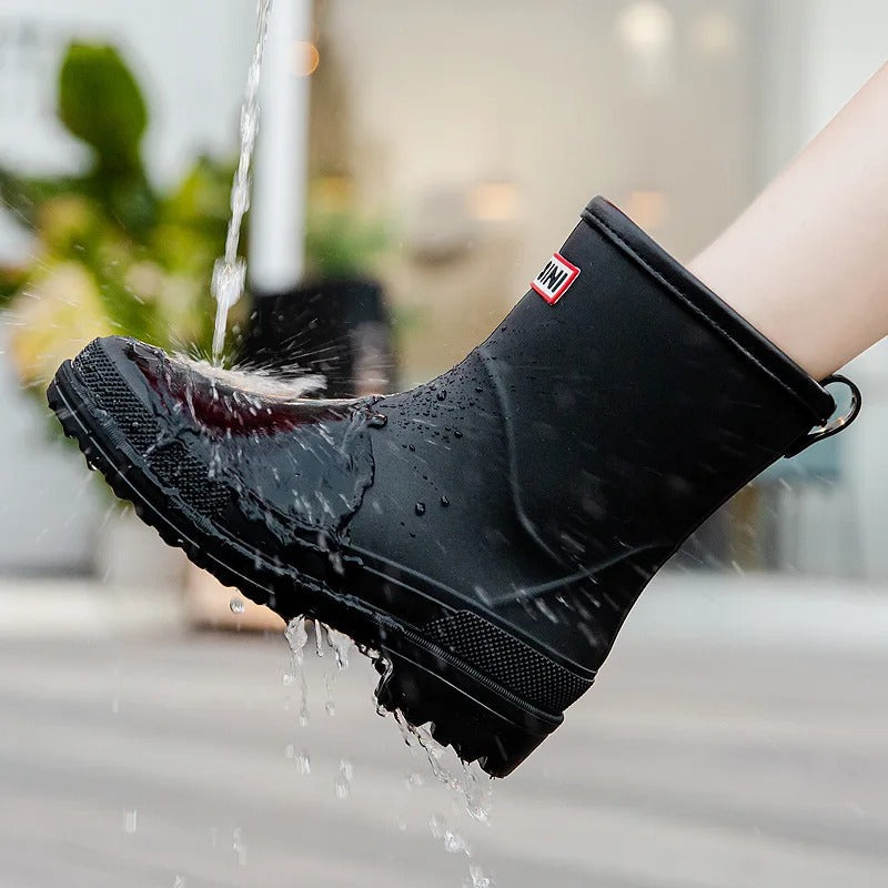Detail van de waterdichte AquaStride 2.0 dames regenlaars; duurzaam en gemakkelijk te reinigen.