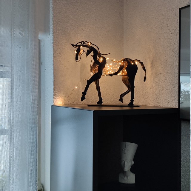 Modern metalen dierenbeeldje, Ferro paard, abstract design, sfeervolle decoratie voor elk interieur.