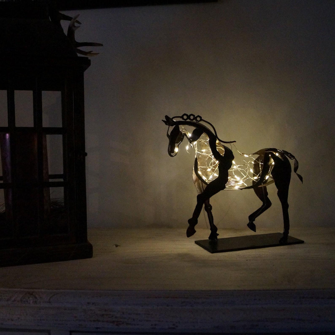 Stijlvol handgemaakt metalen paardenbeeld, perfect uniek cadeau of woonaccessoire voor moderne interieurs.