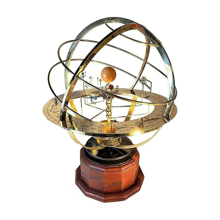 Gedetailleerde Grand Orrery toont zonnestelsel met roterende planeten en manen, perfect voor astronomie liefhebbers.