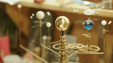 Prachtig vervaardigd educatief zonnestelselmodel, een Grand Orrery voor wetenschap en ruimte liefhebbers.