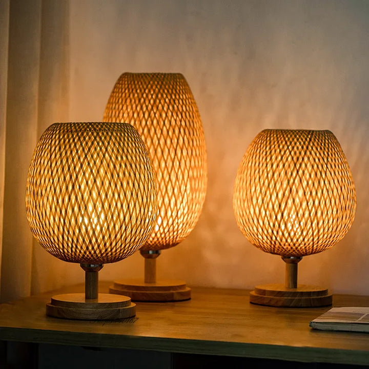 Handgemaakte bamboe tafellamp, TimberGlow design. Natuurlijke sfeerverlichting voor elk interieur.