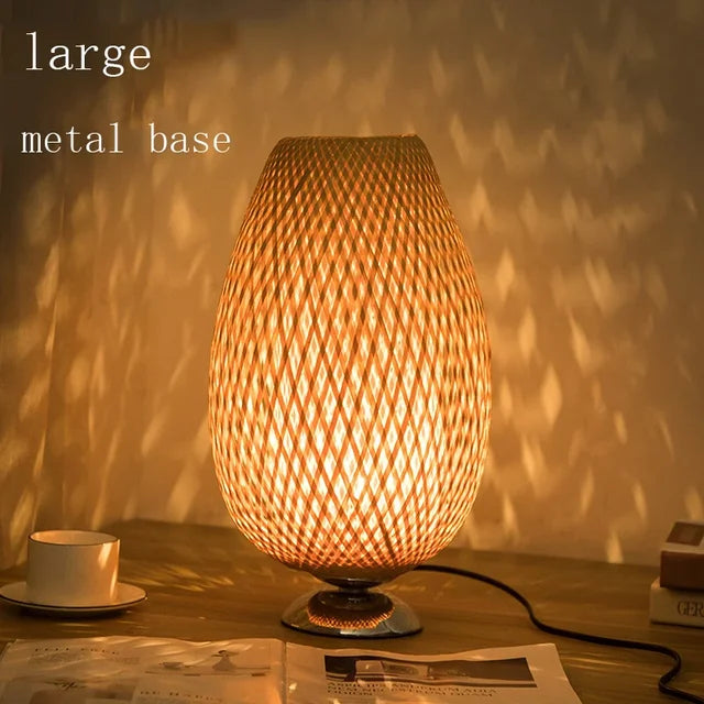 Duurzaam design: handgemaakte bamboe tafellamp als eyecatcher. Natuurlijke look, vintage verlichting.