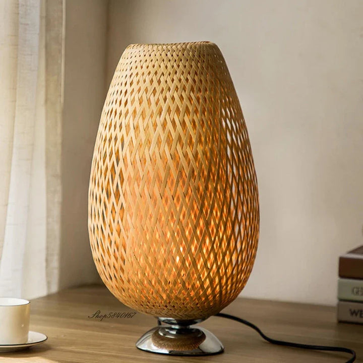 Bamboe bureaulamp voor een rustieke werkplek. Sfeervolle en duurzame verlichting met natuurlijke materialen.