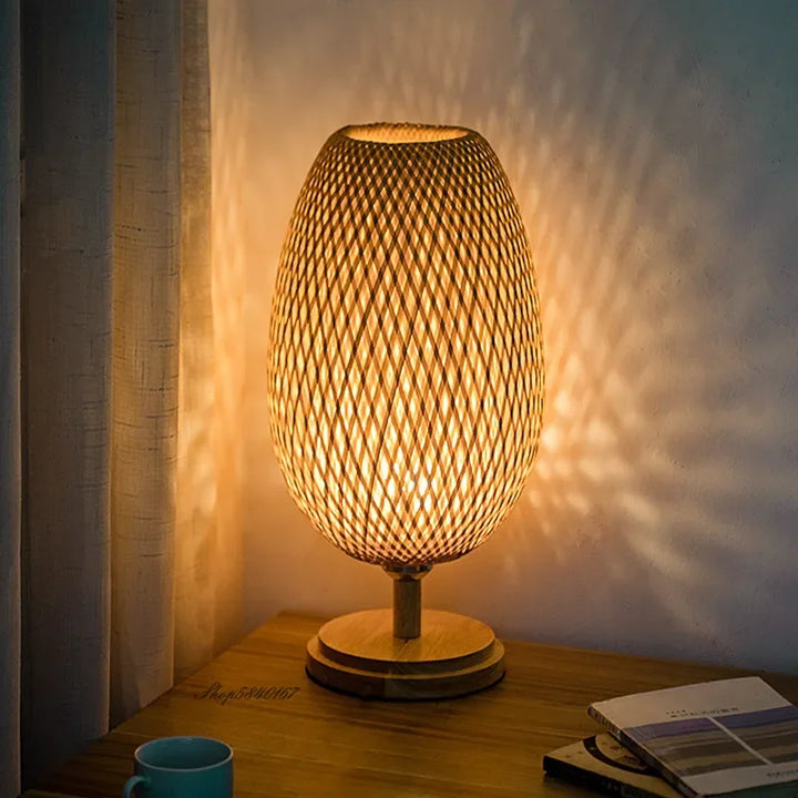Sfeervolle bamboe tafellamp in een gezellige leeshoek. Vintage verlichting voor ontspanning. Natuurlijk design.