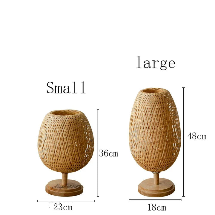 Elegante bamboe tafellamp met unieke vorm. Handgemaakt en natuurlijk design voor sfeervolle verlichting.