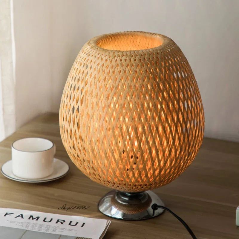 Vintage bamboe tafellamp met warme sfeer. Ideaal voor woonkamer of slaapkamer. Duurzaam en natuurlijk design.