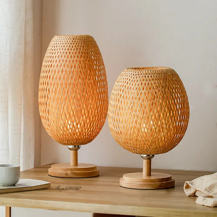 Unieke, handgemaakte bamboe tafellamp. Natuurlijk materiaal en duurzaam design. Perfecte sfeerverlichting thuis.