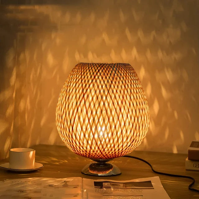 Dimbaar bamboe tafellampje voor ultieme sfeerverlichting. Handgemaakt met natuurlijke look en duurzaam design.